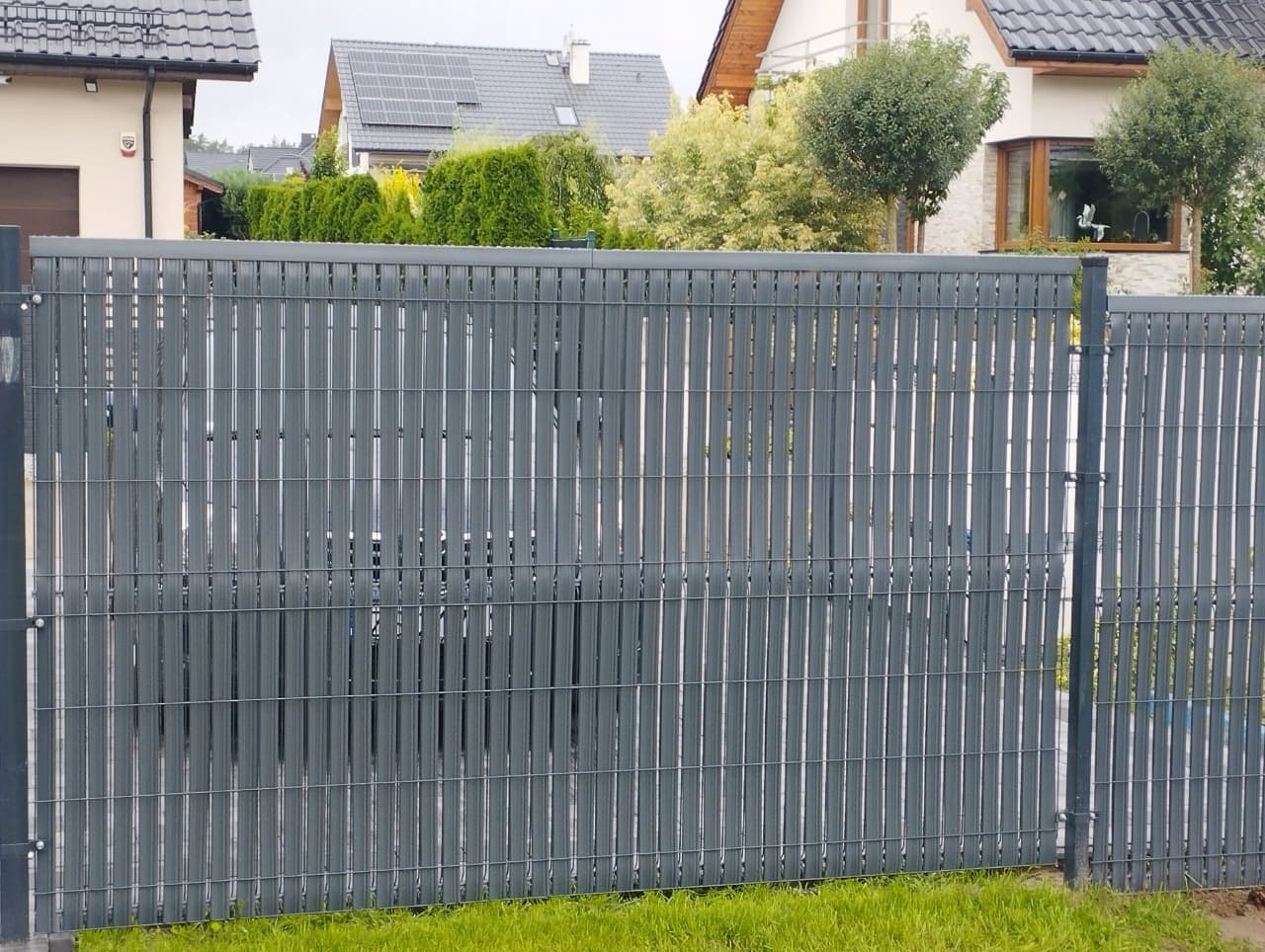 Realizacja ogrodzenia - Szary