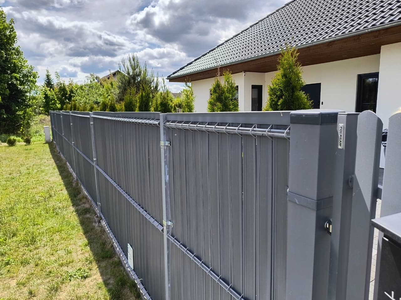 Realizacja ogrodzenia - Szary