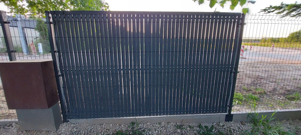 Realizacja ogrodzenia - Ciemnobrązowy