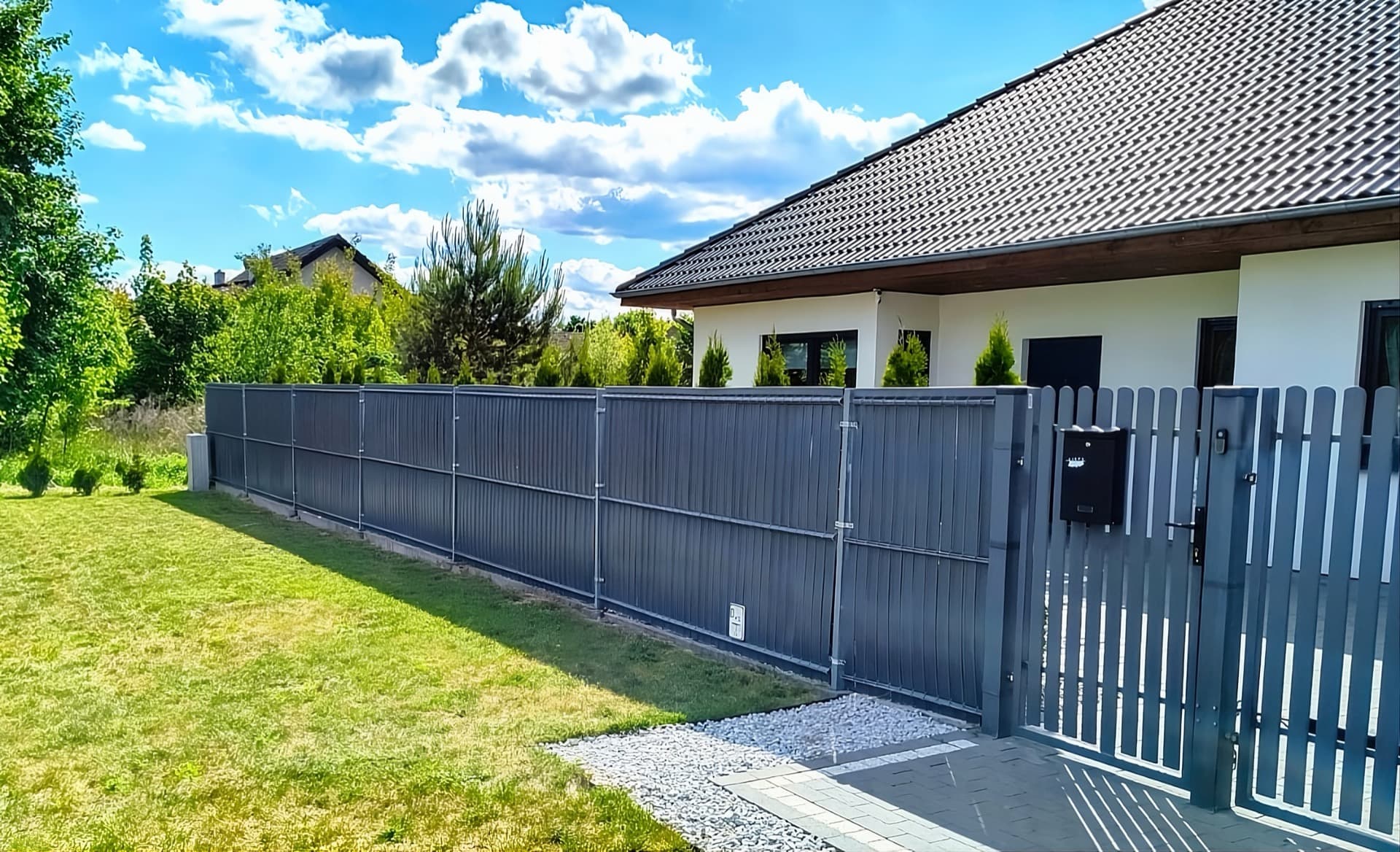 How to choose fence strip color - matching guide for your home and garden